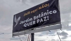 ‘Jair aqui não’: moradores de condomínio no DF instalam outdoor e temem Bolsonaro como vizinho