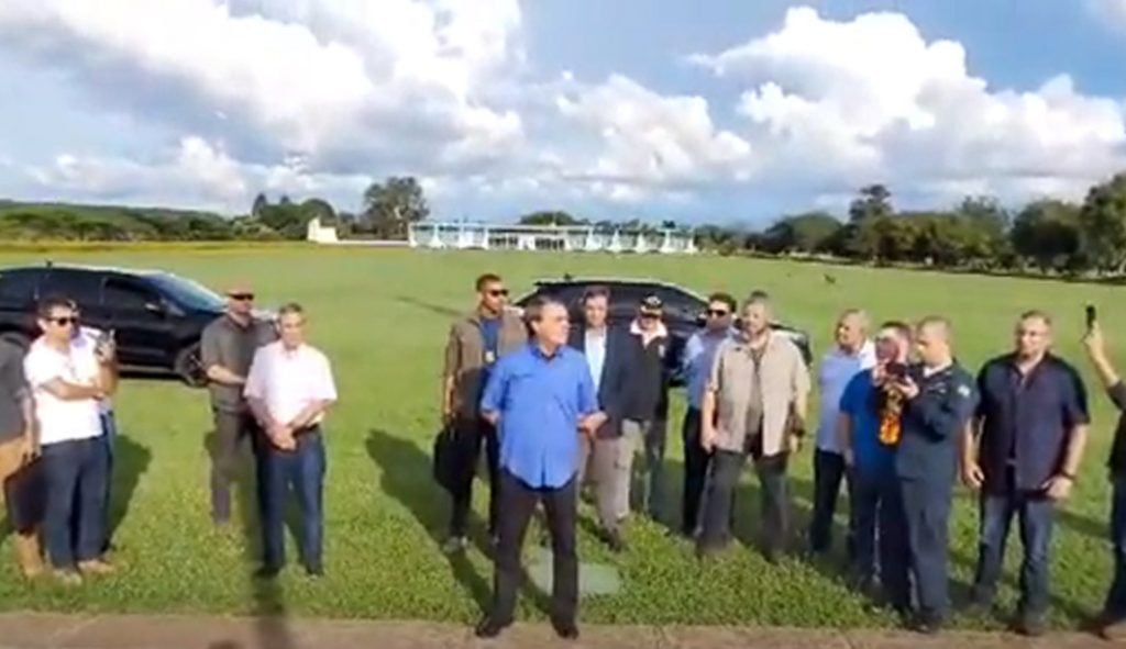 Bolsonaro quebra o silêncio e encoraja atos golpistas: ‘Vamos vencer’