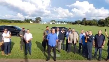 Bolsonaro quebra o silêncio e encoraja atos golpistas: ‘Vamos vencer’
