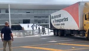 Caminhão da mudança chega ao Palácio do Planalto, sede da Presidência