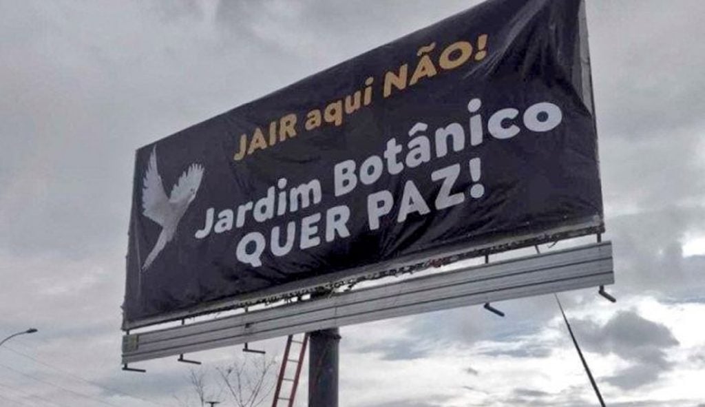 'Jair aqui não': moradores de condomínio no DF instalam outdoor e temem Bolsonaro como vizinho