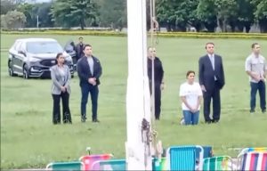 Bolsonaro e Michelle encontram apoiadores, mas permanecem em silêncio