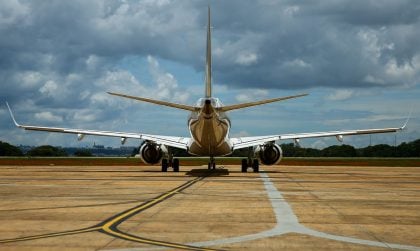 Pilotos e comissários aprovam greve a partir da próxima segunda-feira