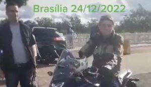 Após dias recluso, Bolsonaro faz passeio de moto em Brasília