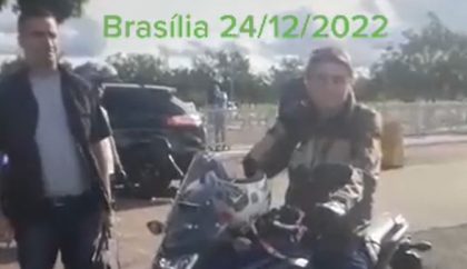 Após dias recluso, Bolsonaro faz passeio de moto em Brasília