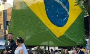 Apoiadores de Bolsonaro se casam em meio a ato golpista no Paraná