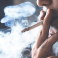 Reino Unido quer proibir venda de cigarros e vapes para nascidos após 2008