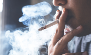 Reino Unido quer proibir venda de cigarros e vapes para nascidos após 2008