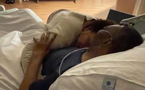 Filha de Pelé compartilha foto ao lado do pai no hospital: “Mais uma noite juntos”