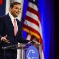 Trump manda soltar George Santos, ex-deputado dos EUA filho de brasileiros