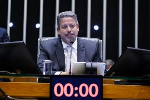 Governo Lula ainda tem dificuldade para formar base, mas avança, diz Lira