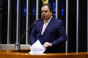 Em meio a fatiamento do PL das Fake News, deputado tenta incluir remuneração a pastores