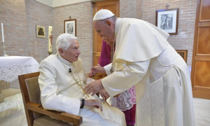 Papa Francisco afirma que ex-pontífice Bento XVI está 'muito doente'