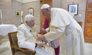 Papa Francisco afirma que ex-pontífice Bento XVI está ‘muito doente’