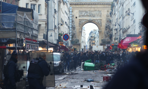 Homem detido por tiroteio que matou três pessoas em Paris afirma que agiu por racismo