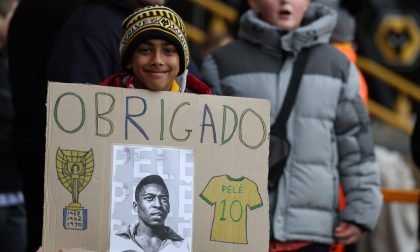 Torcedores e fãs dão seu último adeus ao rei Pelé
