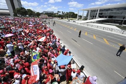 Cresce o público em Brasília à espera da posse de Lula; veja imagens