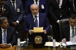 Empossado, Lula defende reconstrução da democracia e descarta revanche
