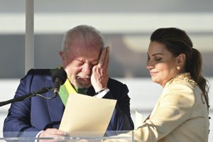 Diante de multidão, Lula discursa em defesa da união e chora ao falar da fome