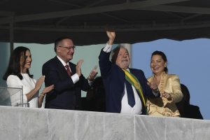 Lula assina MPs e decretos no 1º dia; governo inicia política de controle do armamento