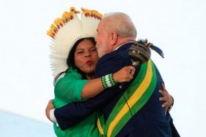 Em posse como ministra, Guajajara protesta contra mortes de indígenas: ‘Fascismo imperou no Brasil’