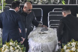 Corpo do rei Pelé chega à Vila Belmiro para ser velado