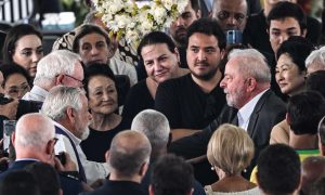 Lula chega a Santos e se despede de Pelé