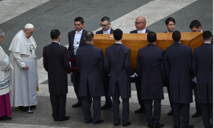 Bento XVI é sepultado na presença de líderes mundiais