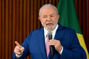 Senado aprova intervenção federal no DF; Flávio e outros bolsonaristas se manifestam contra