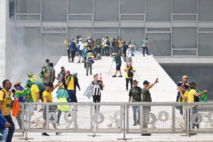 O que a polícia apreendeu com golpistas nos 100 minutos que antecederam a invasão do Congresso