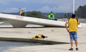 Oito jornalistas são agredidos e tiveram equipamentos roubados por terroristas em Brasília