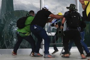 Ministro de Lula divulga imagens do Palácio do Planalto após terrorismo bolsonarista