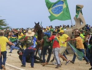 CBF diz repudiar o uso de camisas da seleção brasileira em atos de terrorismo