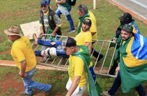 Lula volta ao DF e confere estrago no STF e no Planalto; ministro diz que terroristas roubaram armas