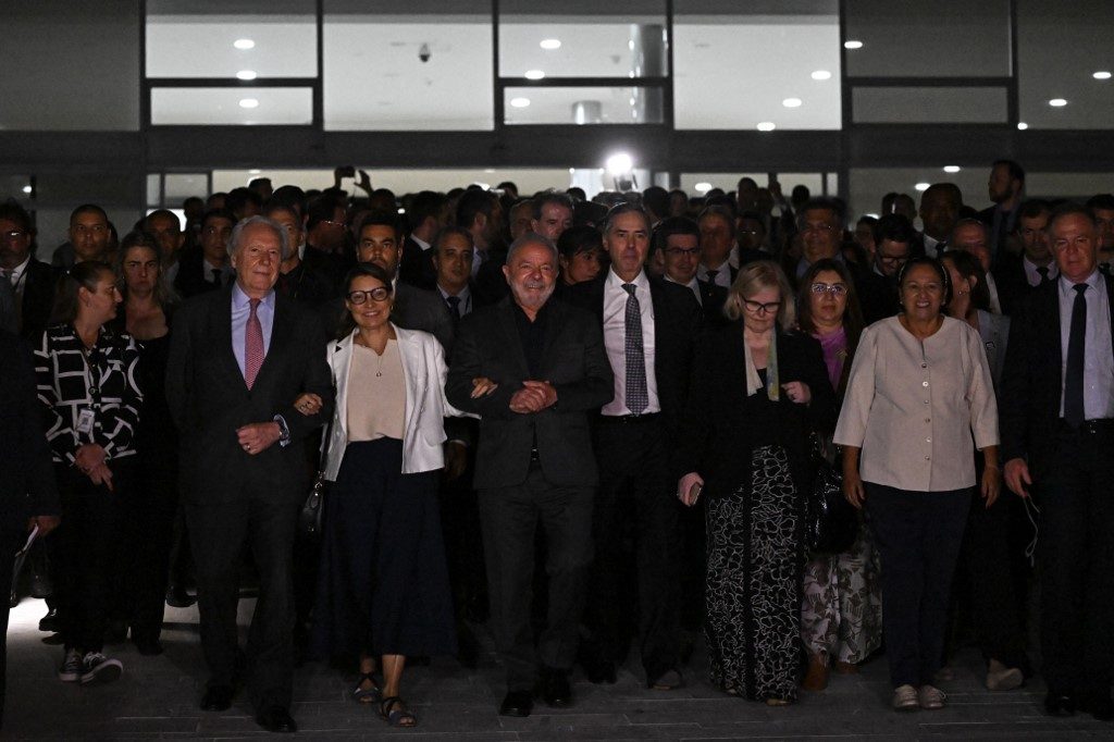 Lula caminha com autoridades até o STF e volta a prometer a identificação de mandantes do terrorismo no DF