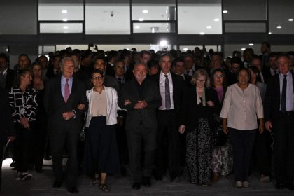 Lula caminha com autoridades até o STF e volta a prometer a identificação de mandantes do terrorismo no DF