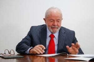 Lula diz ser necessário retirar bolsonaristas ‘escondidos às pencas’ no governo