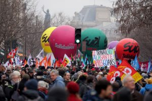 França inicia greves e protestos contra a reforma da Previdência de Macron