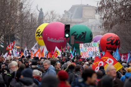 França inicia greves e protestos contra a reforma da Previdência de Macron