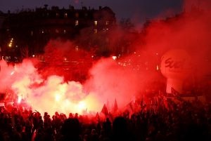 Mais de um milhão de pessoas vão às ruas na França contra a reforma da Previdência; veja imagens