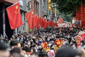 China diz que mortes por covid-19 caíram quase 80%