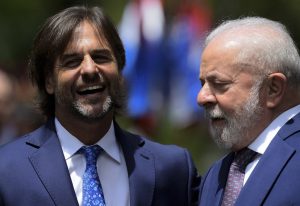 Lacalle Pou defende negociação com a China em reunião com Lula e pede Mercosul 'aberto ao mundo'