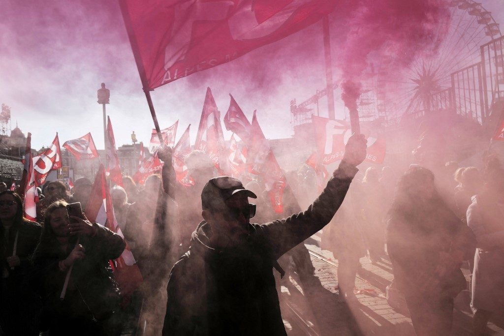 Mais de 1,2 milhão de franceses vão às ruas contra a reforma da Previdência; veja fotos