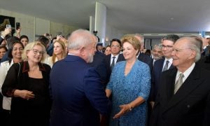 Discursos, aplausos e selfies: Dilma volta a Brasília em alta nas cerimônias de posse de ministros