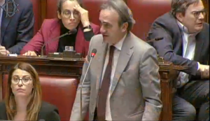 Quem é o deputado italiano que diz ter informado à polícia o paradeiro de Zambelli