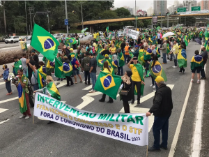Em São Paulo, bolsonaristas interditam os dois sentidos da Avenida 23 de Maio