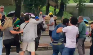 Bolsonaristas agridem jornalistas durante desmonte de acampamentos em Belo Horizonte
