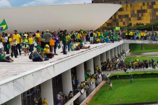 Jornalista &eacute; agredida durante atos terroristas em Bras&iacute;lia: 'Me deram socos  e chutes' &ndash; Pol&iacute;tica &ndash; CartaCapital