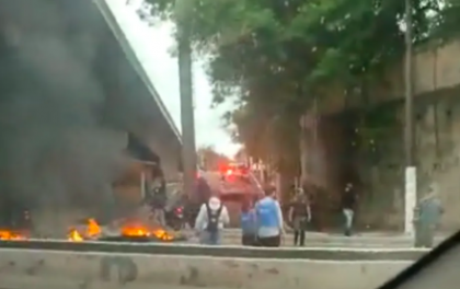 Terroristas ateiam fogo em trecho da Marginal Tietê em SP; PM desbloqueia a via