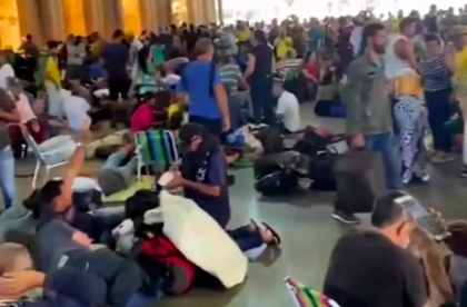 Deputados bolsonaristas são barrados ao tentar visitar suspeitos de ataques golpistas e ouvem cobranças: ‘Cadê o Bolsonaro?’